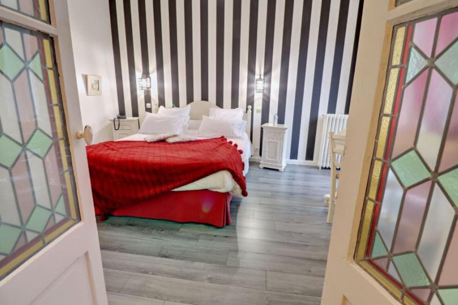 Logis Hotel De La Chapelle Milon-la-Chapelle Екстер'єр фото
