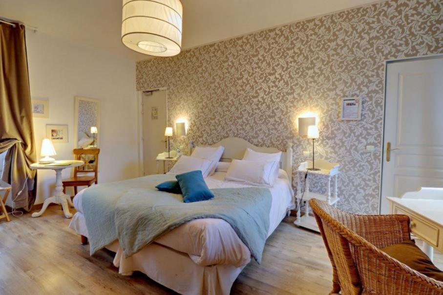 Logis Hotel De La Chapelle Milon-la-Chapelle Екстер'єр фото