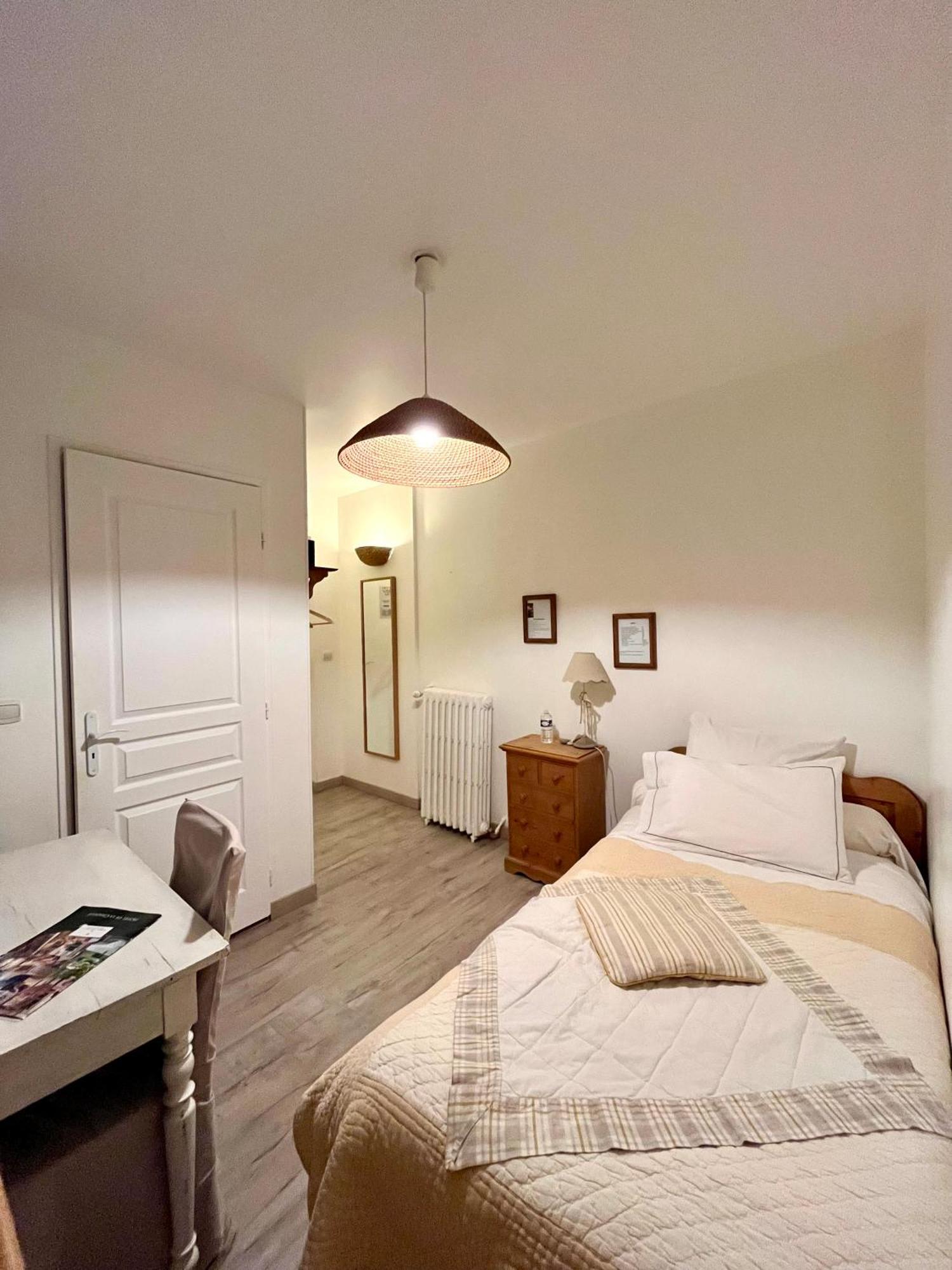 Logis Hotel De La Chapelle Milon-la-Chapelle Екстер'єр фото