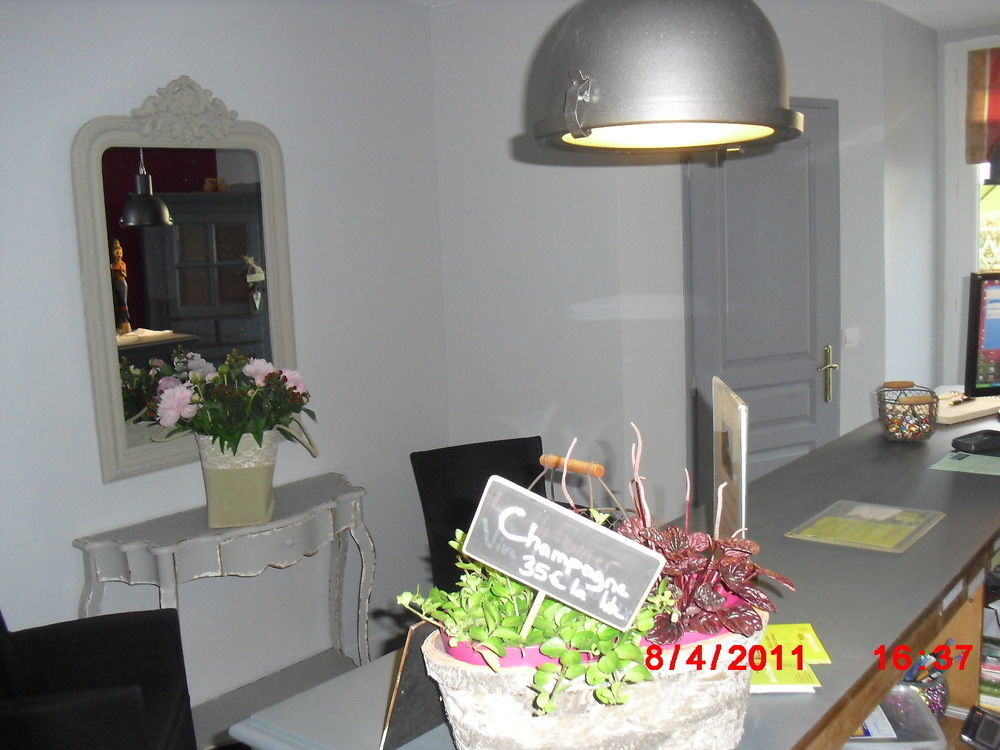 Logis Hotel De La Chapelle Milon-la-Chapelle Екстер'єр фото